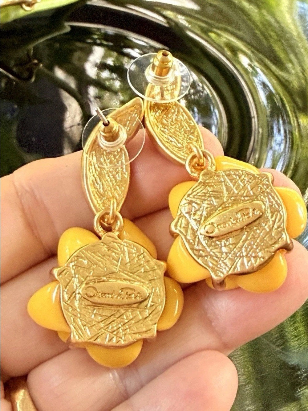Oscar de la Renta Resin Flower Necklace w/ Earrings SET - Creamy Yellow/Gold - Picture 11 of 14